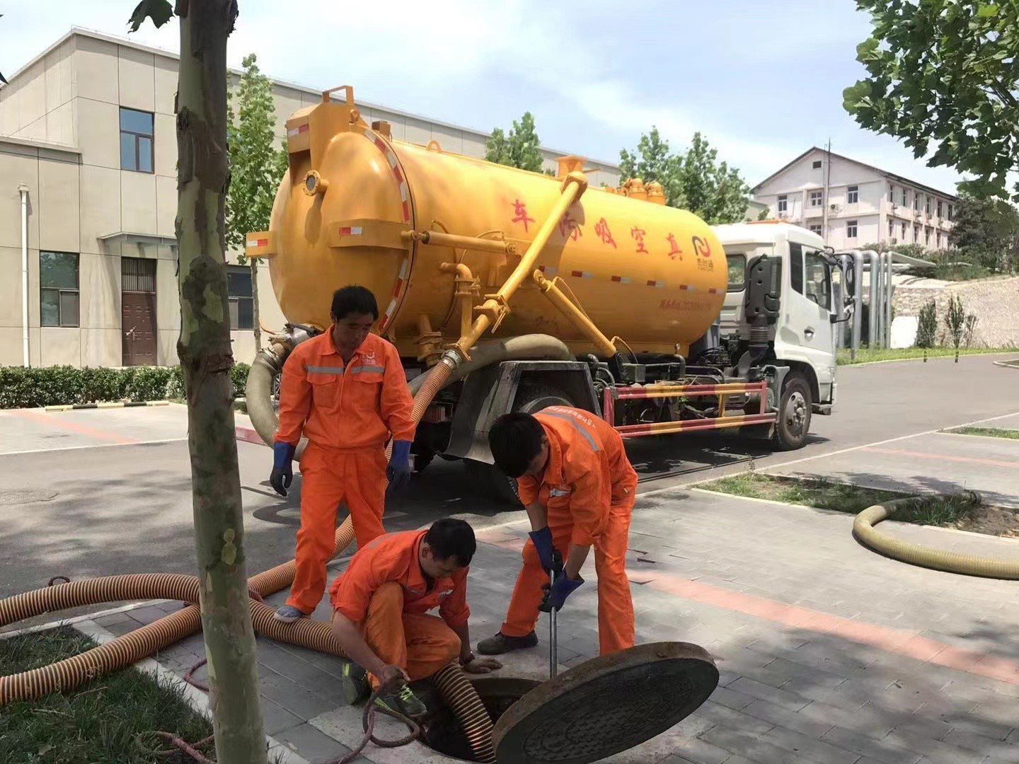 双辽化粪池清理与5-8吨吸粪车施工效率分析